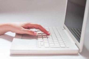 Dizüstü tuşlarına basarak kadın parmakları