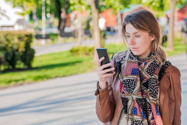  Kadın hoş kısa mesaj okuyor