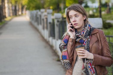 telefonda konuşurken ciddi kadın