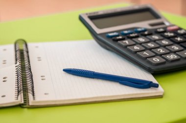 Hesap makinesi, not defteri döşeme kalem.