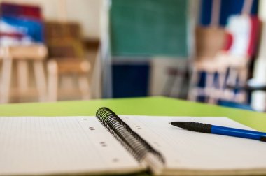 Okul ile boş karalama defteri 