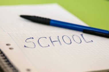  Bir defter üzerinde yazılı okul metin 