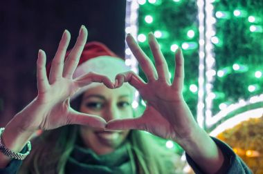 Noel kadın gösteren kalp