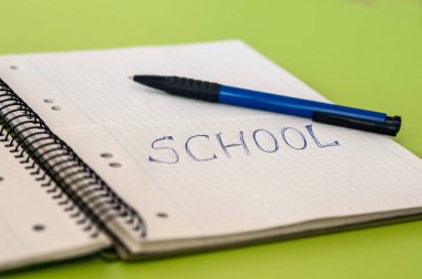  Bir defter üzerinde yazılı okul metin