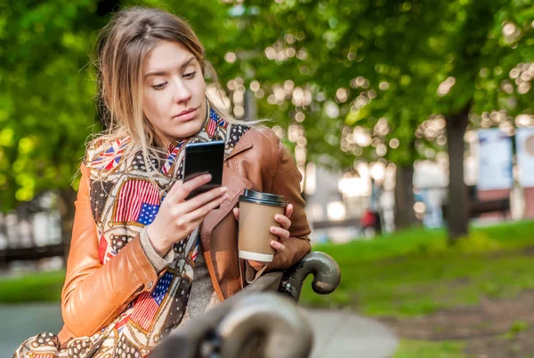 Женщина с помощью смартфона с кофе . — стоковое фото