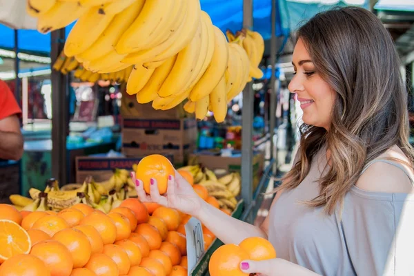 Pretty Young Woman Buying Oranges Farmers Market Woman Shopper Selecting — Stock Photo, Image
