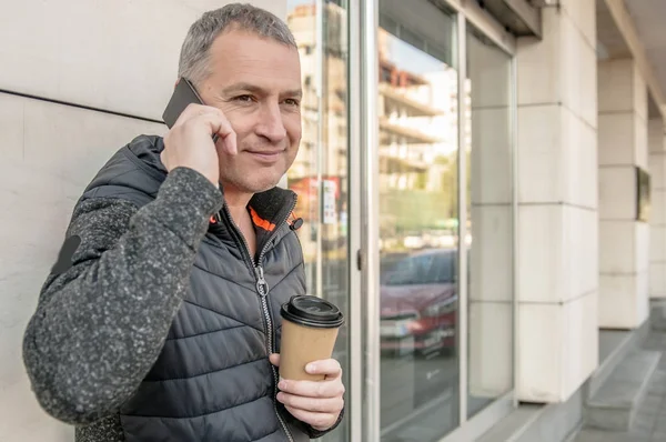 Gelukkig Volwassen Man Praten Mobiele Telefoon Papier Beker Met Koffie — Stockfoto