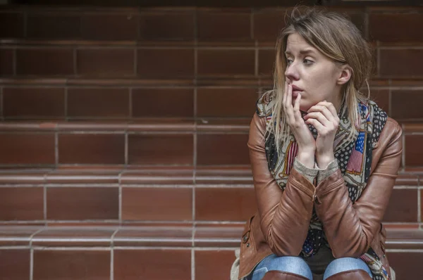 Mädchen in Depression steht traurig auf der Treppe — Stockfoto