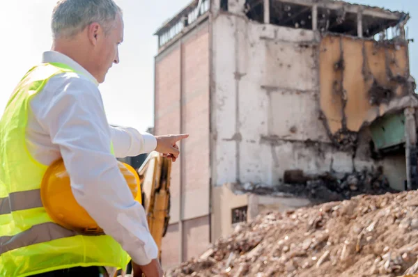 Porträtt Professionella Civilingenjör Innehav Hardhat Inspektera Byggarbetsplatsen Och Pekar Finger — Stockfoto