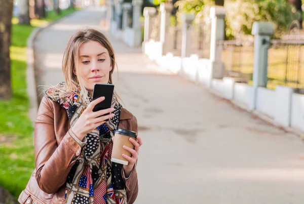 Mujer joven está utilizando una aplicación — Foto de Stock