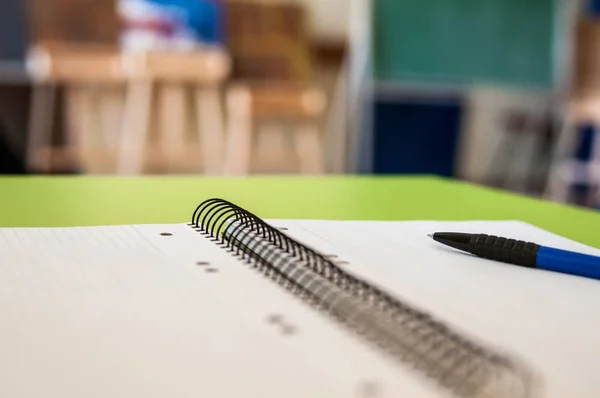 Libro de recortes en blanco con la escuela — Foto de Stock