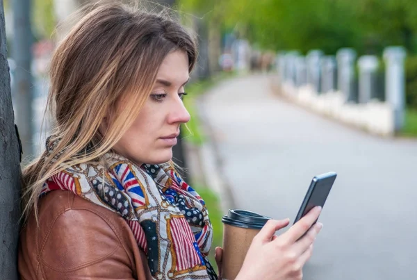 スマートフォンを見ている女性は — ストック写真