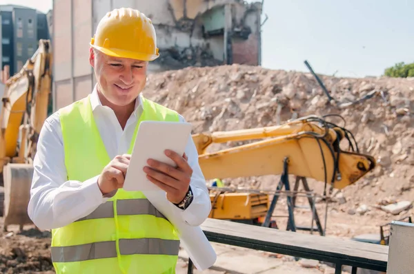 Retrato Engenheiro Civil Sorridente Chapéu Amarelo Usando Tablet Digital Canteiro — Fotografia de Stock