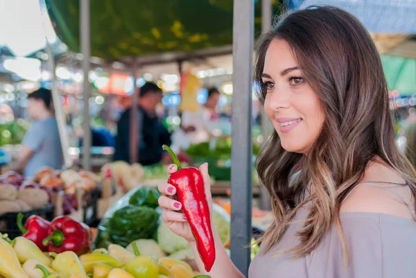 Woman choosing fresh vegetables — Stock Photo, Image