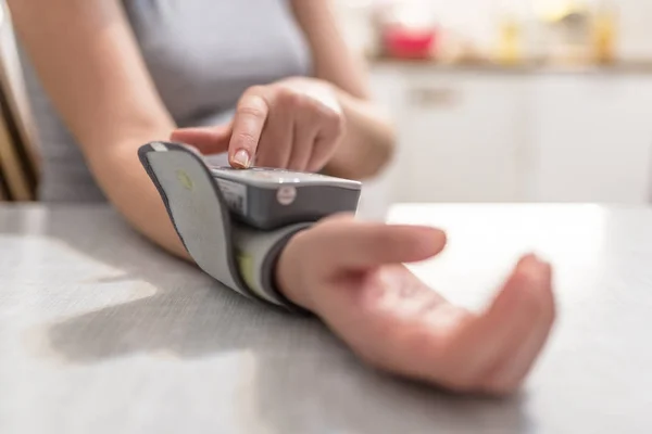 Woman measuring blood pressure — Stock Photo, Image