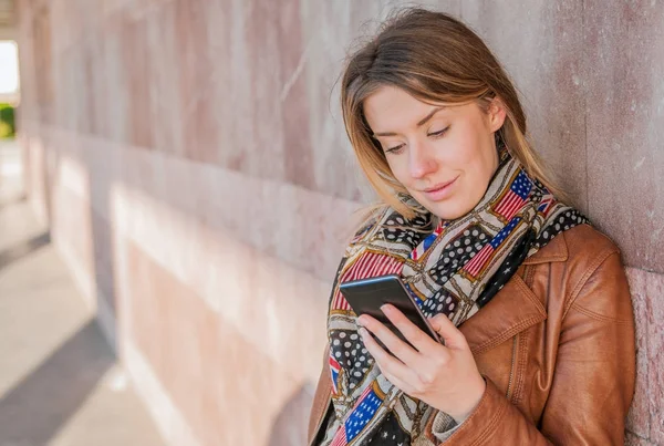 彼女の携帯電話上の女性にテキスト メッセージ. — ストック写真