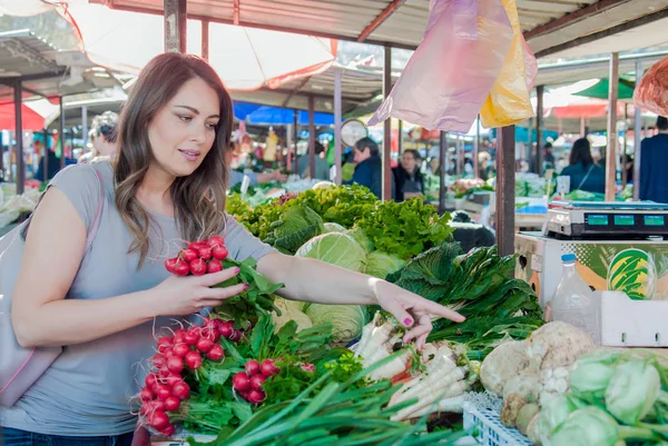 taze sebze seçme kadın 
