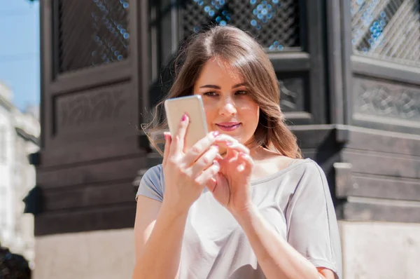 Joven Hermosa Mujer Usando Teléfono Inteligente Calle Ciudad — Foto de Stock