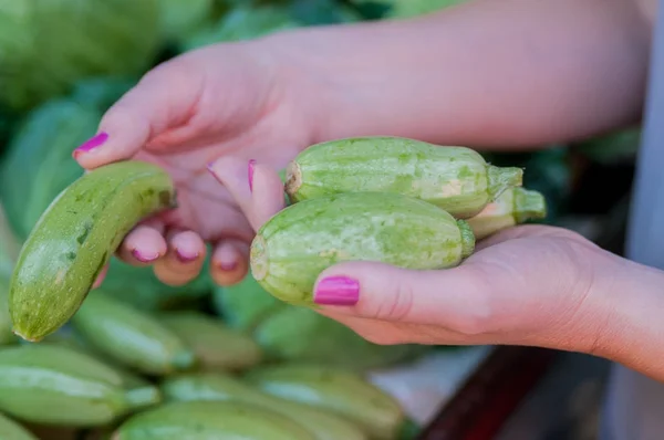 Woman buying zucchini — Stock Photo, Image