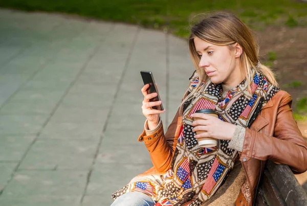 Женщина с помощью смартфона с кофе . — стоковое фото
