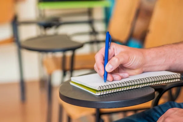 Volwassen student in de klas — Stockfoto