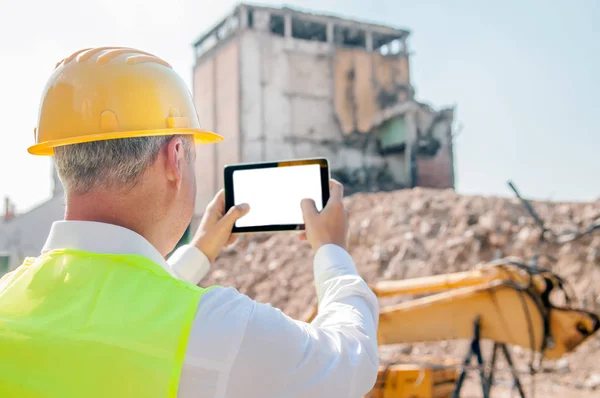 Retrato Ingeniero Civil Hardhat Amarillo Usando Tableta Digital Sitio Construcción —  Fotos de Stock