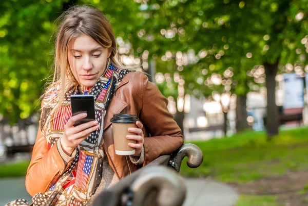 Mujer usando smartphone con café . — Foto de Stock