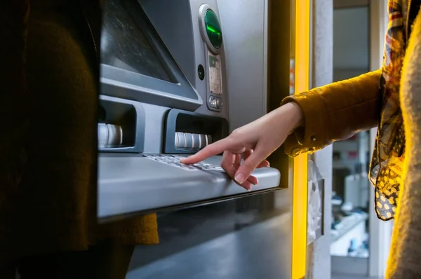 Az ATM pin megadása kézzel. — Stock Fotó