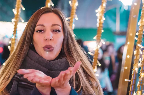 Chica feliz envía un beso — Foto de Stock