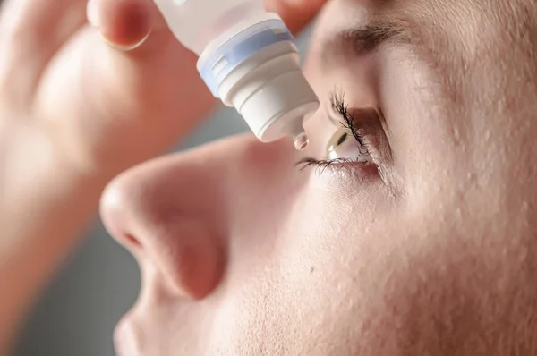 Jonge vrouw die van toepassing zijn oog daling — Stockfoto