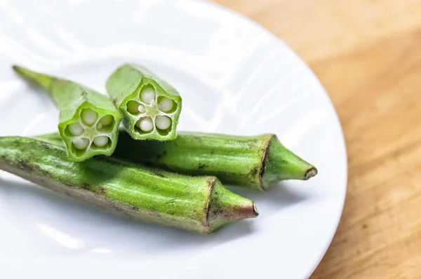 Verse okra in witte schotel — Stockfoto