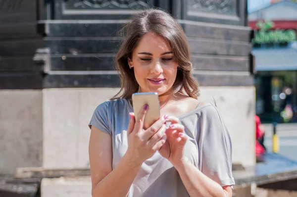 Νεαρή Όμορφη Γυναίκα Χρησιμοποιώντας Smartphone Δρόμο Της Πόλης — Φωτογραφία Αρχείου