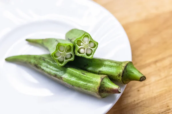 Färsk okra i vit skål — Stockfoto