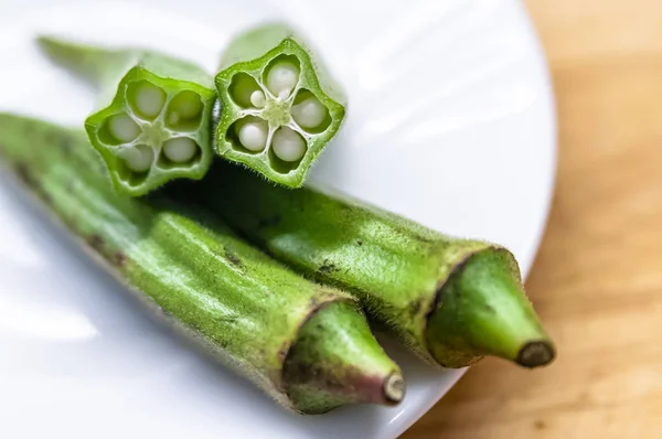 Verse okra in witte schotel — Stockfoto