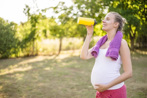 Gravid kvinna efter ett träningspass — Stockfoto