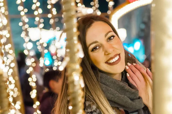 お祝いクリスマス マーケットの女性 — ストック写真