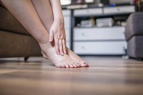  Женщина, страдающая от сильной боли
