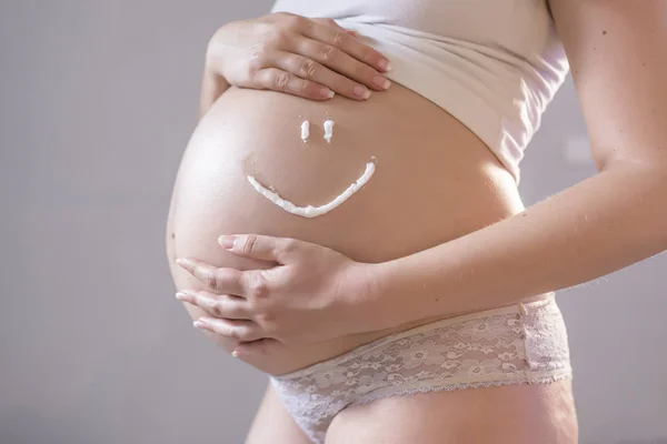 Mulher grávida com sorriso na barriga — Fotografia de Stock