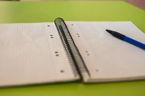 Blankt papper för note med penna, — Stockfoto