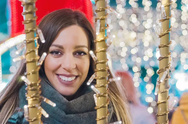 Mujer en el mercado navideño festivo — Foto de Stock