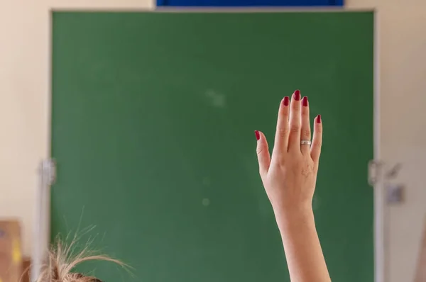 Šťastná dívka pozvedla ruce ve třídě — Stock fotografie
