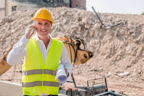 Ingenjör pratar i telefon — Stockfoto