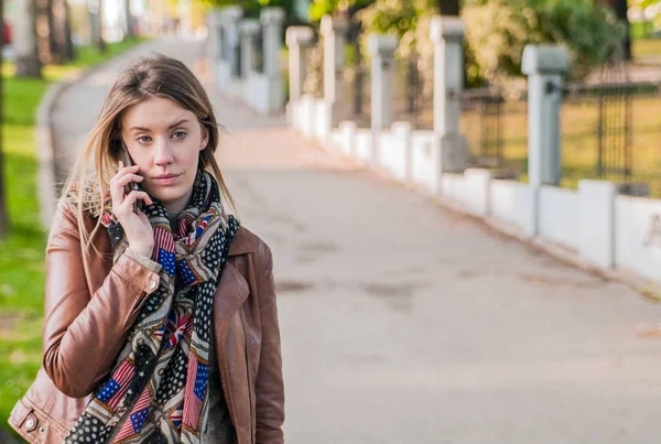 Loira falando em um telefone celular . — Fotografia de Stock