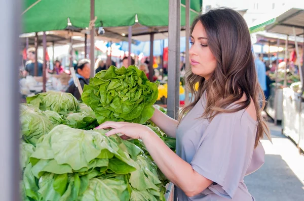 Young woman buying vegetables — Stock Photo, Image