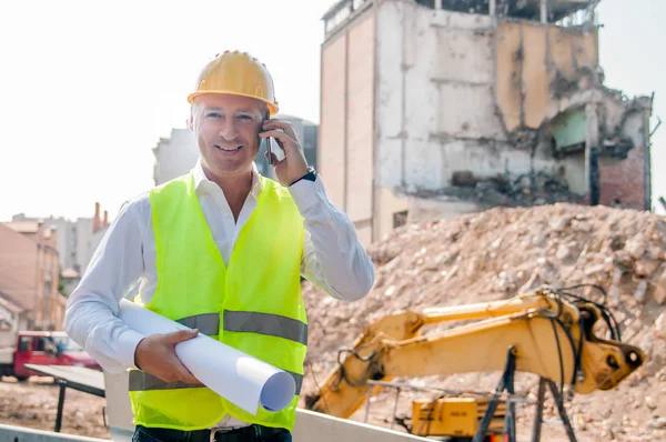 Ingeniero hablando por teléfono —  Fotos de Stock