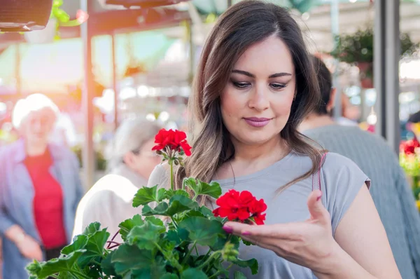 Sardunya çiçekleri kadınla