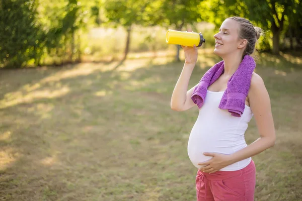 Gravid kvinna efter ett träningspass — Stockfoto