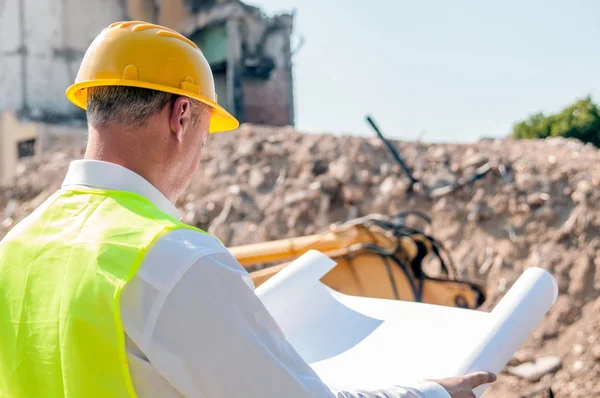 Civil Ingenjör Som Arbetar Med Dokument Byggarbetsplatsen Byggnadsingenjör Gula Hardhat — Stockfoto