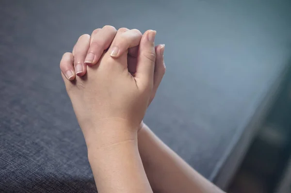 Handen van biddende vrouw. — Stockfoto