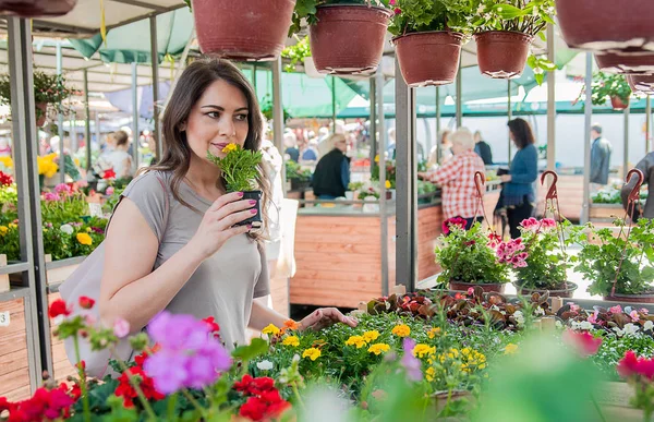 Mujer joven comprando flores — Foto de Stock